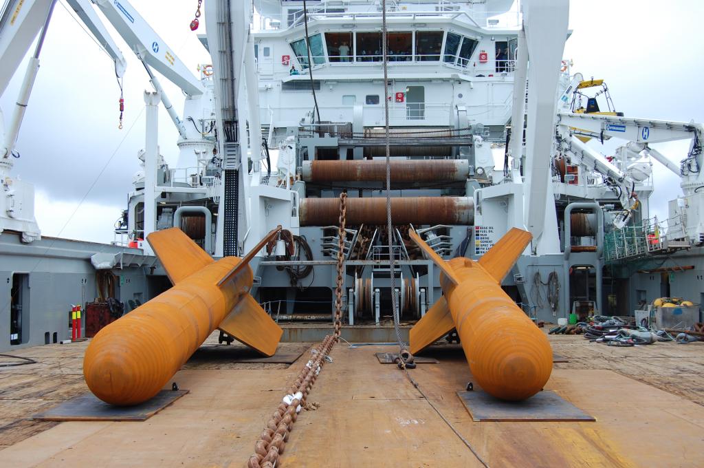 Anchors_on_deck_of_the_installation_vessel_Island_Vanguard_
